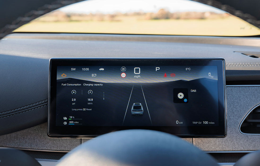 Digital taxi dashboard displaying fuel consumption, charging capacity, and vehicle speed.