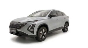 Silver Omoda taxi, front three-quarter view.